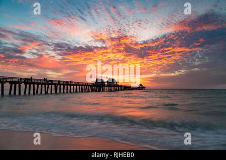 Tramonto sul Golfo del Messico presso il Molo di Napoli lungo la costa del Golfo della Florida, Naples, Florida, Stati Uniti d'America Foto Stock