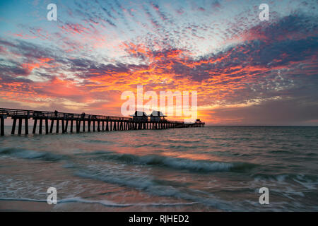 Tramonto sul Golfo del Messico presso il Molo di Napoli lungo la costa del Golfo della Florida, Naples, Florida, Stati Uniti d'America Foto Stock