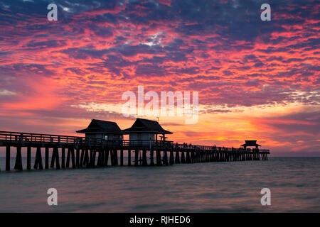 Tramonto sul Golfo del Messico presso il Molo di Napoli lungo la costa del Golfo della Florida, Naples, Florida, Stati Uniti d'America Foto Stock