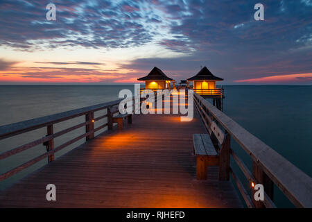 Crepuscolo sul Golfo del Messico presso il Molo di Napoli lungo la costa del Golfo della Florida, Naples, Florida, Stati Uniti d'America Foto Stock