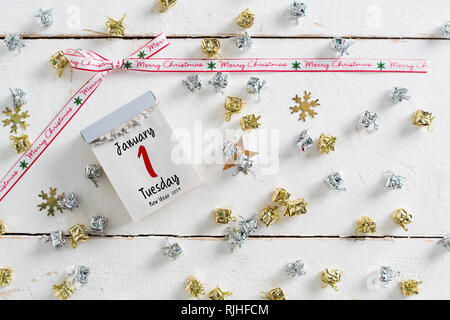 Strappare il calendario circondata da decorazione di Natale e il primo gennaio 2019 sulla parte superiore Foto Stock