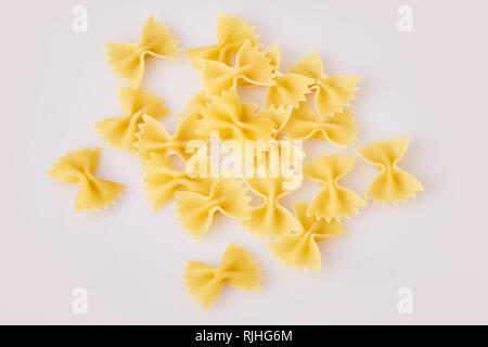 Il filtro bow tie pasta isolati su sfondo bianco, vista dall'alto. Farfalle di pasta Foto Stock