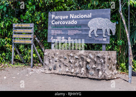 Una foto del cartello d'ingresso al bel Parco Nazionale di Corcovado, uno dei più biodiversi luoghi sulla Terra. Costa Rica Foto Stock