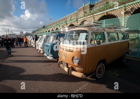 Volkswagen VW camper in una fila e parcheggiata su Madeira Drive in Brighton, Sussex, Inghilterra. Foto Stock