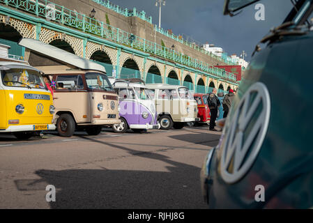 Dipinti personalizzati e restaurato Volkswagen VW camper parcheggiato su Madeira Drive in Brighton, Sussex, Inghilterra. Foto Stock