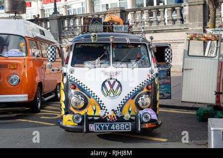 Un dipinto personalizzato split-screen​ Volkswagen VW camper parcheggiato su Madeira Drive in Brighton, Sussex, Inghilterra. Foto Stock