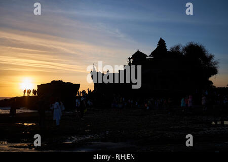 Sunset over Tanah Lot, Bali, Indonesia Foto Stock