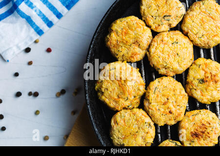 Polpette di carne di pollo e verdure arrostite sulla griglia. Polpetta con pollo e carote, sedano. A basso contenuto di grassi degli alimenti per una dieta Foto Stock