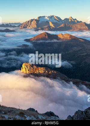 Le Dolomiti all'alba, le nuvole e le vette: Sass de Stria, col di Lana, le montagne della Marmolada. Alpi Italiane. Europa. Foto Stock