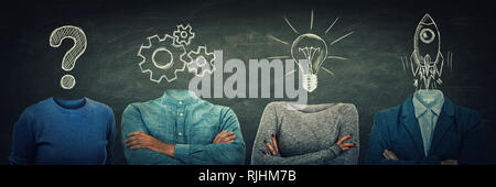 Surreale anonimo gruppo di persone con simboli invece in testa. Problema una soluzione di analisi e di progetto del concetto. Il pensiero del lavoro di squadra e la collaborazione process Foto Stock