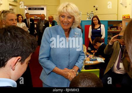 La duchessa di Cornovaglia visite Orate di libreria comunitaria nella Foresta di Dean, Gloucestershire, segnando la libreria vincendo il premio Vaisey 2018. Foto Stock