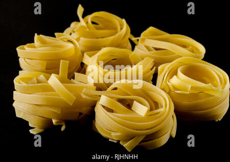 Le sfere rotonde di pasta su sfondo nero Foto Stock