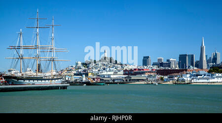 "Balclutha' nave, San Francisco Maritime National Historical Park e dello skyline della città di San Francisco, California USA Foto Stock