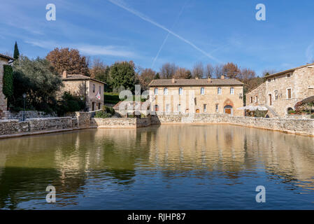 La caratteristica medievale borgo termale di Bagno Vignoni, Siena, Toscana, Italia Foto Stock