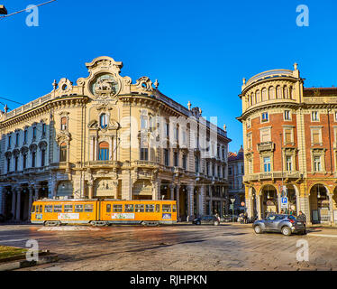Torino, Italia - 31 dicembre 2018. Un tram attraversando Via Cernaia e Via Pietro Micca strade. Vista dalla Piazza Solferino. Torino Piemonte, Foto Stock