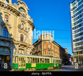 Torino, Italia - 31 dicembre 2018. Un tram attraversando Via Cernaia e Via Pietro Micca strade. Vista dalla Piazza Solferino. Torino Piemonte, Foto Stock