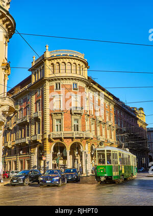 Torino, Italia - 31 dicembre 2018. Un tram attraversando Via Cernaia e Via Pietro Micca strade. Vista dalla Piazza Solferino. Torino Piemonte, Foto Stock