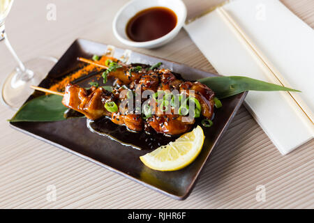 Ben servita japanise pasto in stile con yakitori souse di soia Foto Stock