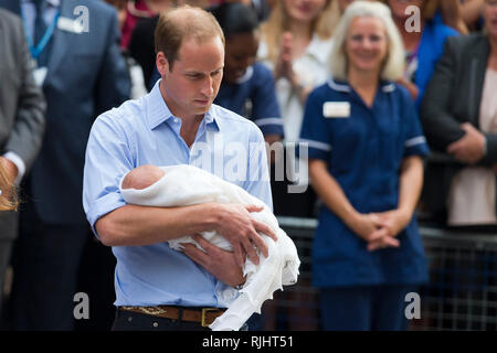 Il principe William & Catherine Duchessa di Cambridge tenere i neonati al Lindo Ala presso il St Mary s Hospital di Londra. Luglio 23, 2013. Foto Stock