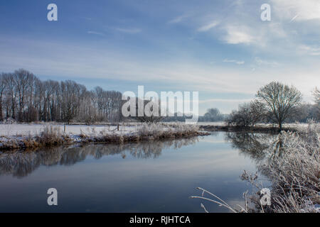 Scena invernale sul Fiume Tamigi a Buscot, Oxfordshire, Regno Unito Foto Stock