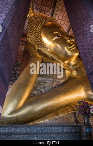 Golden Big Buddha Wat Pho. Wat Pho - Il Tempio del Buddha reclinato. 46 metri lungo placcato oro Buddha reclinato. Foto Stock