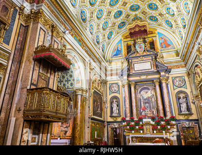 Torino, Italia - Gennaio 1, 2019. Il Presbiterio della Chiesa di San Carlo Borromeo Chiesa. Torino Piemonte, Italia. Foto Stock