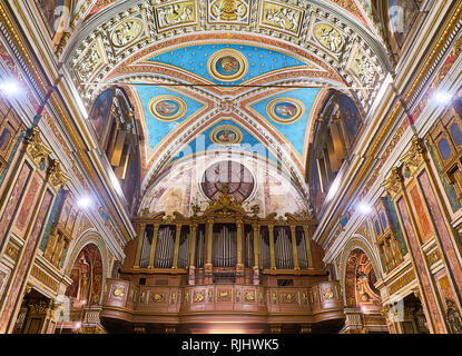 Torino, Italia - Gennaio 1, 2019. Organo a canne della Chiesa di San Carlo Borromeo Chiesa. Torino Piemonte, Italia. Foto Stock