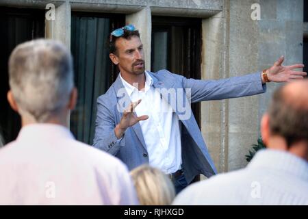 Kenton Cool, l'alpinista e avventuriero, l'oratore ospite in occasione di un ricevimento presso il castello di Hatherop Scuola, vicino a Cirencester, nel Gloucestershire. Xx Foto Stock