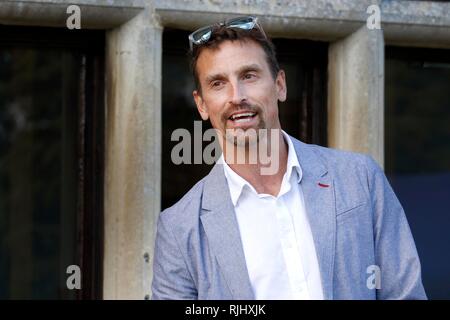 Kenton Cool, l'alpinista e avventuriero, l'oratore ospite in occasione di un ricevimento presso il castello di Hatherop Scuola, vicino a Cirencester, nel Gloucestershire. Xx Foto Stock