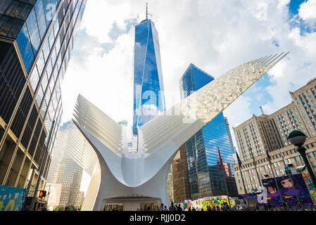 La città di New York, Stati Uniti d'America - 26 Luglio 2018: World Trade Center station (percorso), un nuovo mozzo di transito in Lower Manhattan chiamato l'occhio, progettato da Santiago a Ca Foto Stock