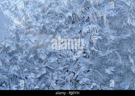 Gelo invernale pattern su un vetro cristallo Foto Stock