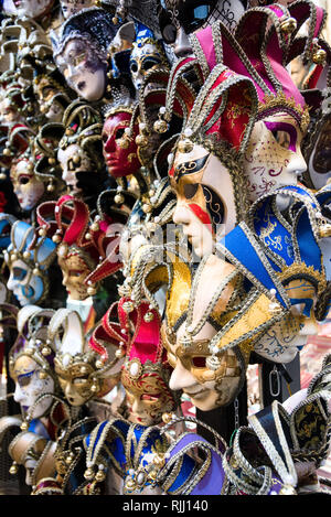 Una selezione di carnevale veneziano maschere Foto Stock