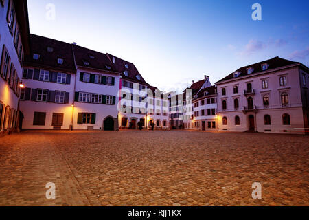 Basilea città strade con tradizionale vecchie case al tramonto, Svizzera, Europa Foto Stock