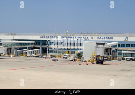 PALERMO, Italia - 21 giugno 2018: vista dell'edificio del terminal presso l'aeroporto di Palermo aeroporto internazionale, chiamato dopo l'anti-mafia duo Falcone e Borsellino. Foto Stock