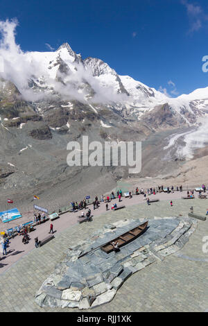 Vista dalla Kaiser-Franz-Josefs-Hoehe per la Strada alpina del Grossglockner, Parco Nazionale degli Hohe Tauern, Carinzia, Austria Foto Stock