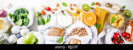 Rifiuti Zero shopping e stile di vita sustanable concetto, varie azienda agricola biologica di verdure, cereali, paste, uova e frutta in imballaggi riutilizzabili supermarke Foto Stock