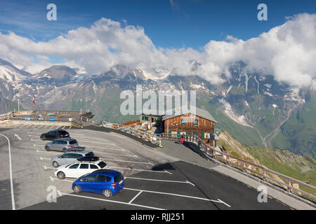 Edelweissspitze (2572 m) con mountain inn Edelweisshuette ad Alti Tauri Parco Nazionale, Salisburgo, Austria Foto Stock