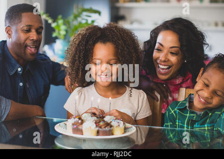 Famiglia americana africana che celebra un compleanno Foto Stock