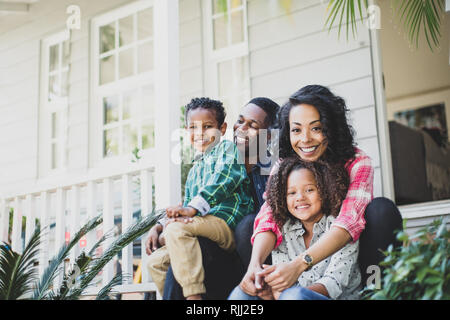 Ritratto di famiglia americana africana seduto fuori casa Foto Stock