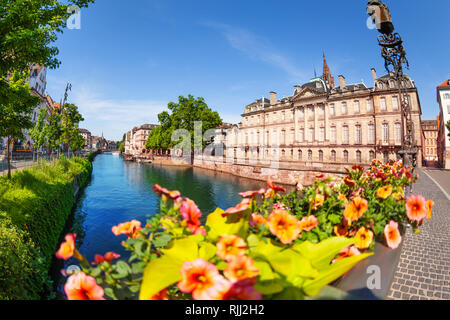 Bella vista del fiume Ill terrapieno con Palazzo Rohan a Strasburgo Foto Stock