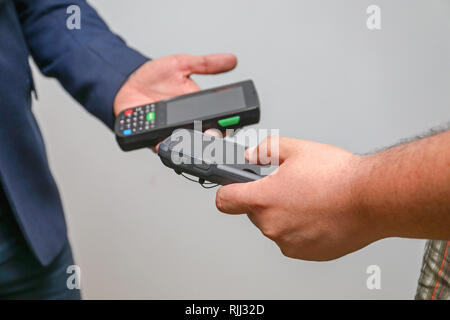 Due uomini di condivisione di computer portatili i dati Foto Stock