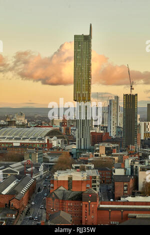 Il centro città di Manchester skyline vista sui tetti delle case da Salford dal bacino di Wilburn mostra Beetham Tower Foto Stock