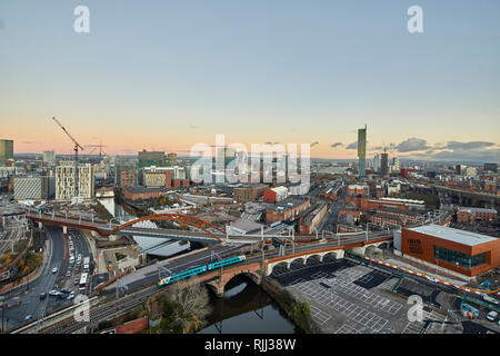 Il centro città di Manchester skyline vista sui tetti delle case da Salford dal bacino di Wilburn seguendo il Calvario corda Foto Stock