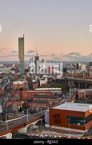 Il centro città di Manchester skyline vista sui tetti delle case da Salford Beetham Tower e Castlefield Foto Stock