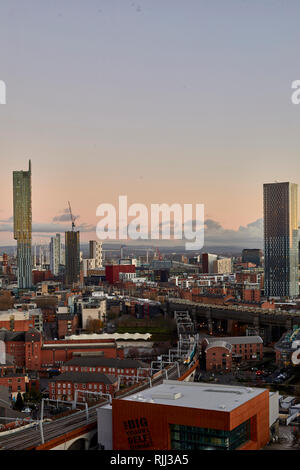 Il centro città di Manchester skyline vista sui tetti delle case da Salford Beetham Tower e Castlefield Foto Stock