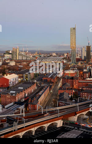 Il centro città di Manchester skyline vista sui tetti delle case da Salford Beetham Tower, Liverpool Road e MOSI il Museo della Scienza e il luogo di industria Foto Stock