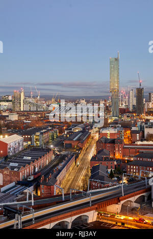 Il centro città di Manchester skyline vista sui tetti delle case da Salford Beetham Tower, Liverpool Road e MOSI il Museo della Scienza e il luogo di industria Foto Stock