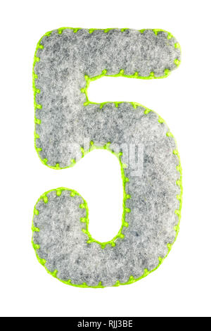 Il numero 5. Fatto a mano numero cinque dal feltro grigio isolato su sfondo bianco. Serie di numeri dal feltro grigio giocattoli. Soft font con bordi arrotondati per l'uso Foto Stock