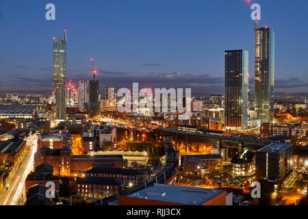 Il centro città di Manchester skyline vista sui tetti delle case da Salford dal bacino di Wilburn, mostrando Deansgate Square e Beetham Tower e Castlef Foto Stock