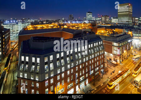 Il centro città di Manchester skyline vista sui tetti delle case da Hotel Indigo mostra Corporation Street Co-operativa uffici bancari 1 strada a palloncino Foto Stock